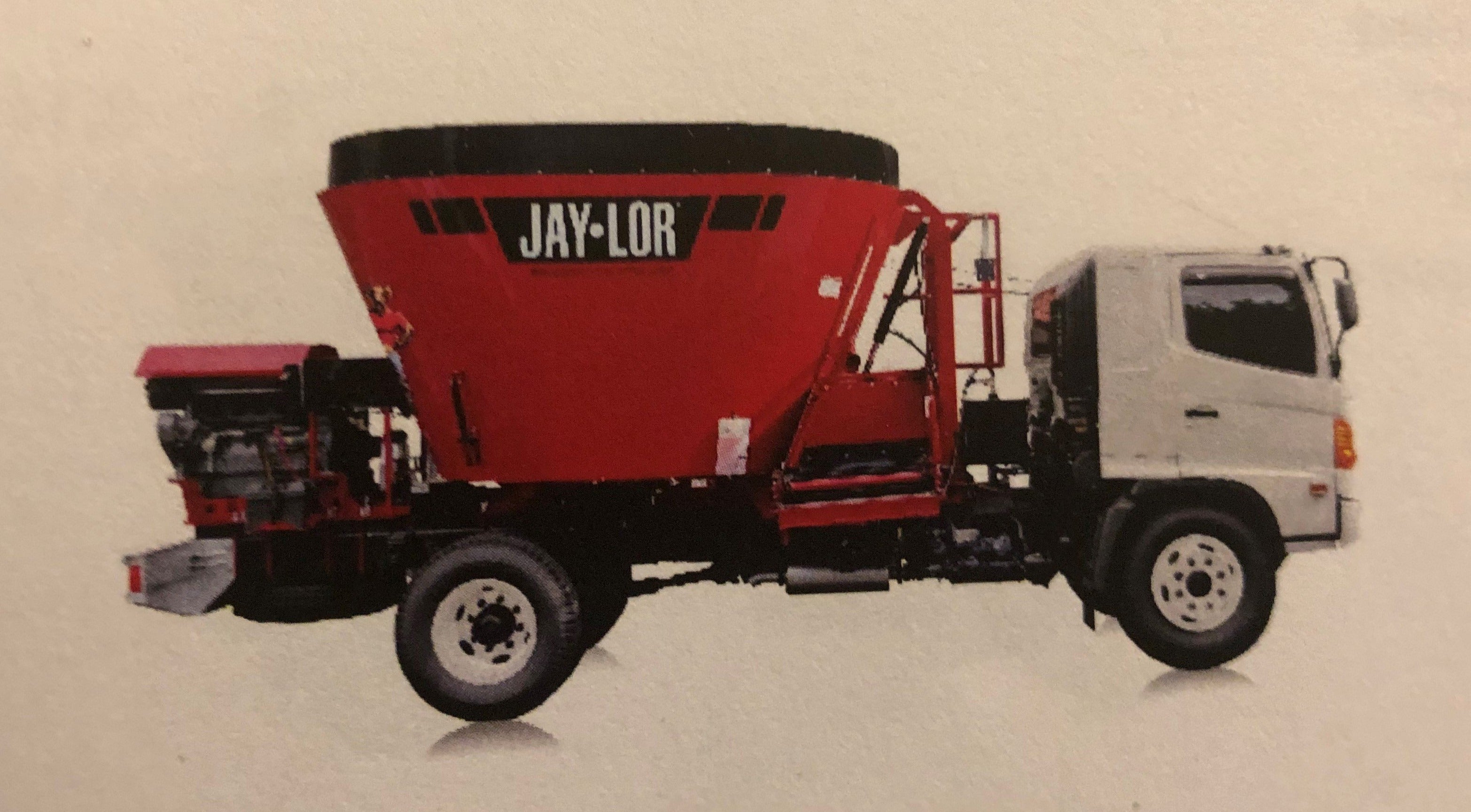 Jaylor Vertical TMR Mixer 5000 Series — Huber Ag Equipment LTD
